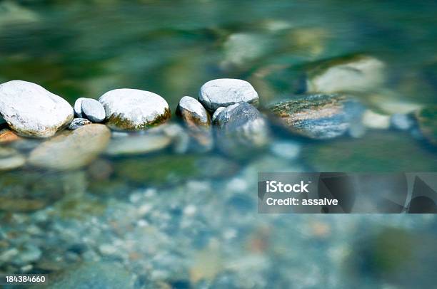 Kiesel Steine Und Arrangiert Fluss Wasser Stockfoto und mehr Bilder von Wasser - Wasser, Natur, Bach