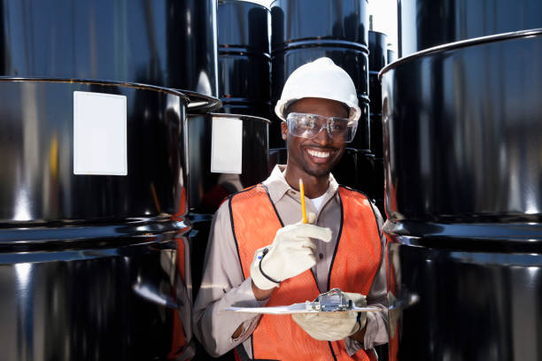 lavoratore all'industria chimica - manufacturing occupation african descent refinery manual worker foto e immagini stock