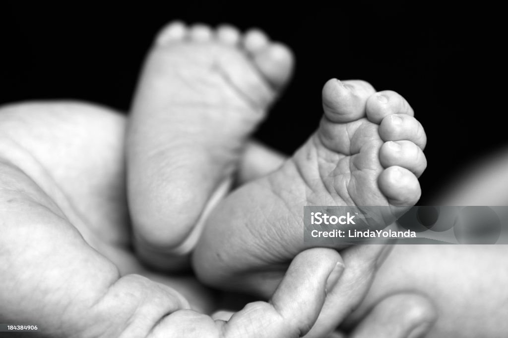 Mère nouveau-né dans les mains des pieds - Photo de Bébé libre de droits