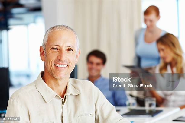 Sorridente Maturo Uomo Daffari - Fotografie stock e altre immagini di Abbigliamento da lavoro - Abbigliamento da lavoro, Adulto, Adulto in età matura