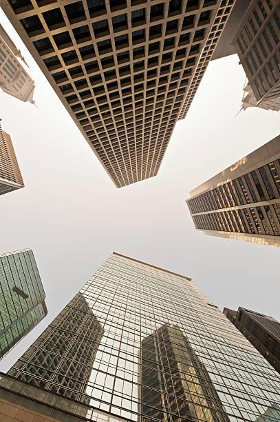 golden towers se dresse haut dans le ciel - clear sky hong kong island hong kong china photos et images de collection