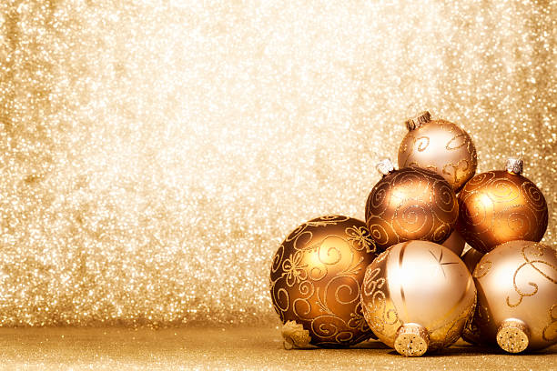 pilha de decorações comuns de natal dourada - christmas decoration photography themes christmas ornament - fotografias e filmes do acervo