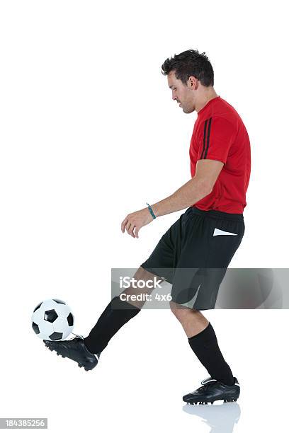 Photo libre de droit de Homme Jouant Au Football banque d'images et plus d'images libres de droit de Joueur de football - Joueur de football, Profil, Activité