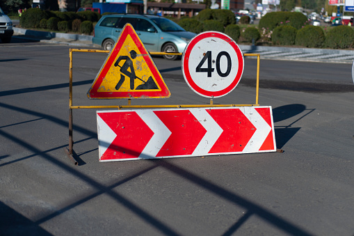 Sign of roadworks and speed up to 40 km.