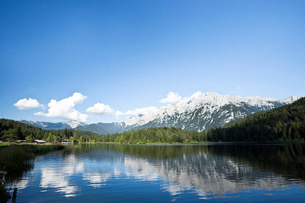 catena montuosa del wetterstein riflessa nel lago lautersee - lautersee lake foto e immagini stock