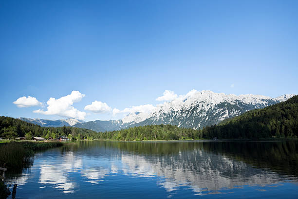 ヴェッターシュタイン山脈 lautersee 湖に反映されています - lautersee lake ストックフォトと画像