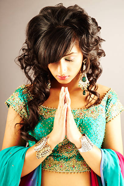 east indische frau mit hände im gebet-position - bollywood prayer position indian culture indian ethnicity stock-fotos und bilder