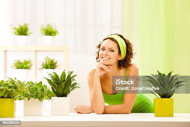 Bellissima Giovane Donna Con Sorriso Verde Piante Rilassato - Fotografie stock e altre immagini di Capelli corti