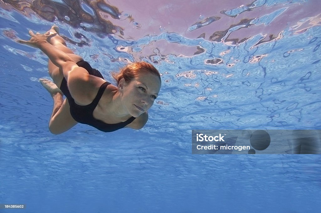 Natación en la superficie - Foto de stock de Subacuático libre de derechos