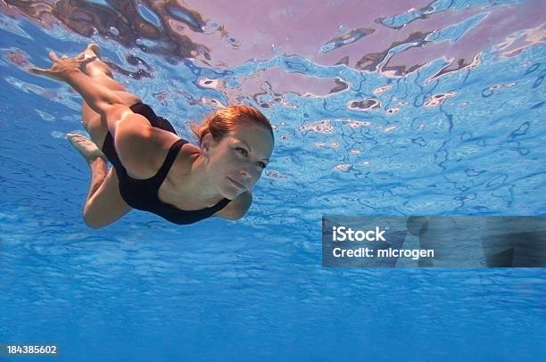 Natación En La Superficie Foto de stock y más banco de imágenes de Subacuático - Subacuático, Natación, Ojo