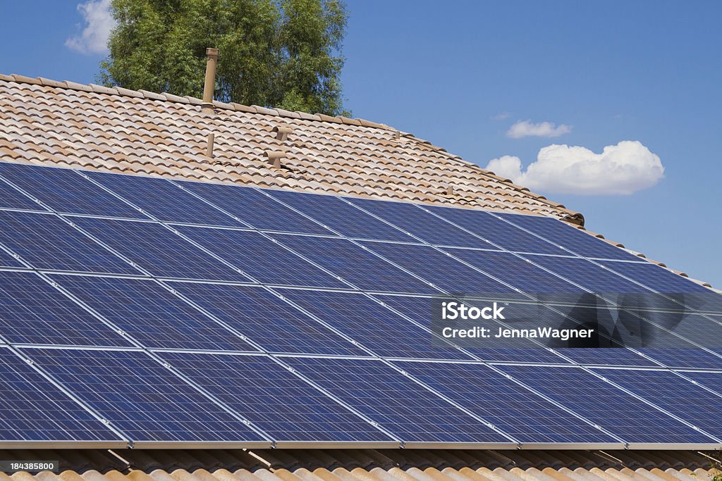 Panneaux solaires sur le toit de tuiles - Photo de Bâtiment vu de l'extérieur libre de droits