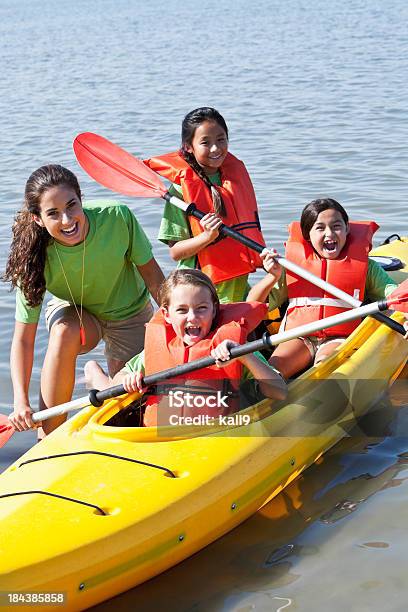 Niñas En Un Kayak Foto de stock y más banco de imágenes de Niño - Niño, Campamento de verano, Canoa