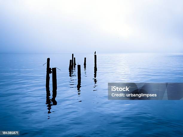 Foggy Skyline Von Seattle Stockfoto und mehr Bilder von Anlegestelle - Anlegestelle, Bedeckter Himmel, Bildhintergrund