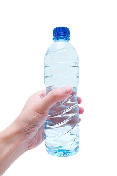держит бутылку воды (обтравка! изолированные на белый - water bottle cold purified water стоковые фото и изображения