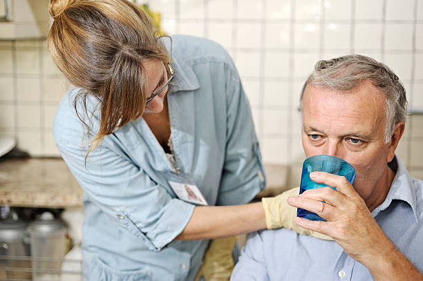 personale sanitario controllo uomo di gola - dysphagia foto e immagini stock