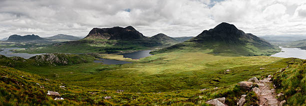 terras altas da escócia - loch assynt imagens e fotografias de stock