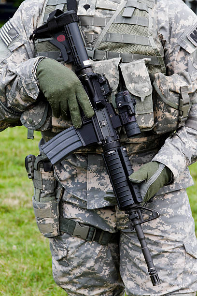 american soldier, iraq época, con ar15 rifle - armed forces human hand rifle bullet fotografías e imágenes de stock