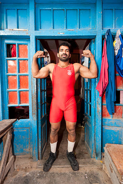 인도어 wrestler 부과하는 at 기능 전화, new delhi india - men male masculinity indian culture 뉴스 사진 이미지