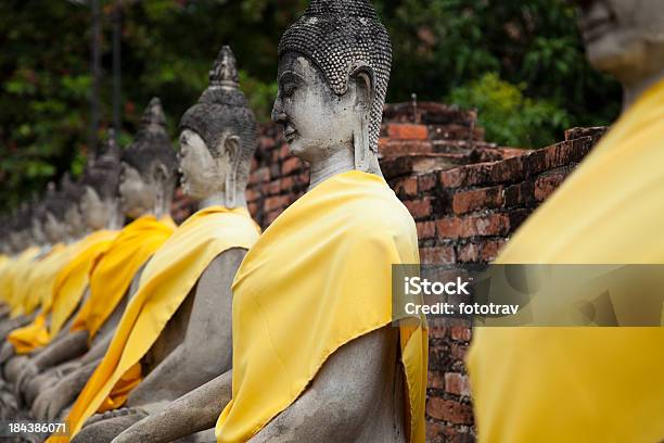 Sesión Buddhas Centenarios Imágenes At Wat Yai Chai Mongkol Ayuthaya Tailandia Foto de stock y más banco de imágenes de Amarillo - Color