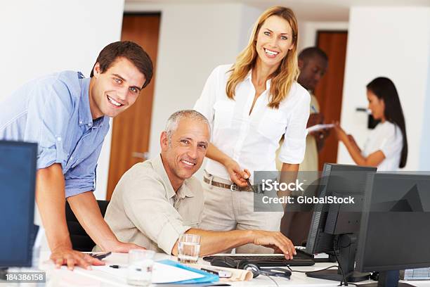 Lächelnd Geschäftsleute Stockfoto und mehr Bilder von Bürokleidung - Bürokleidung, Computer, Menschen
