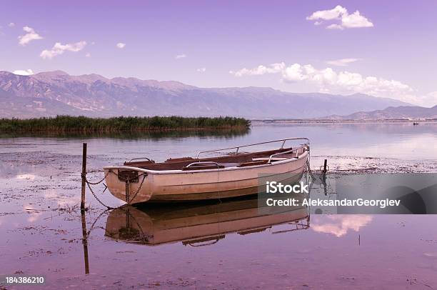 Antiguo Barco Pesquero Descanse En La Hermosa Puesta De Sol Foto de stock y más banco de imágenes de Agua