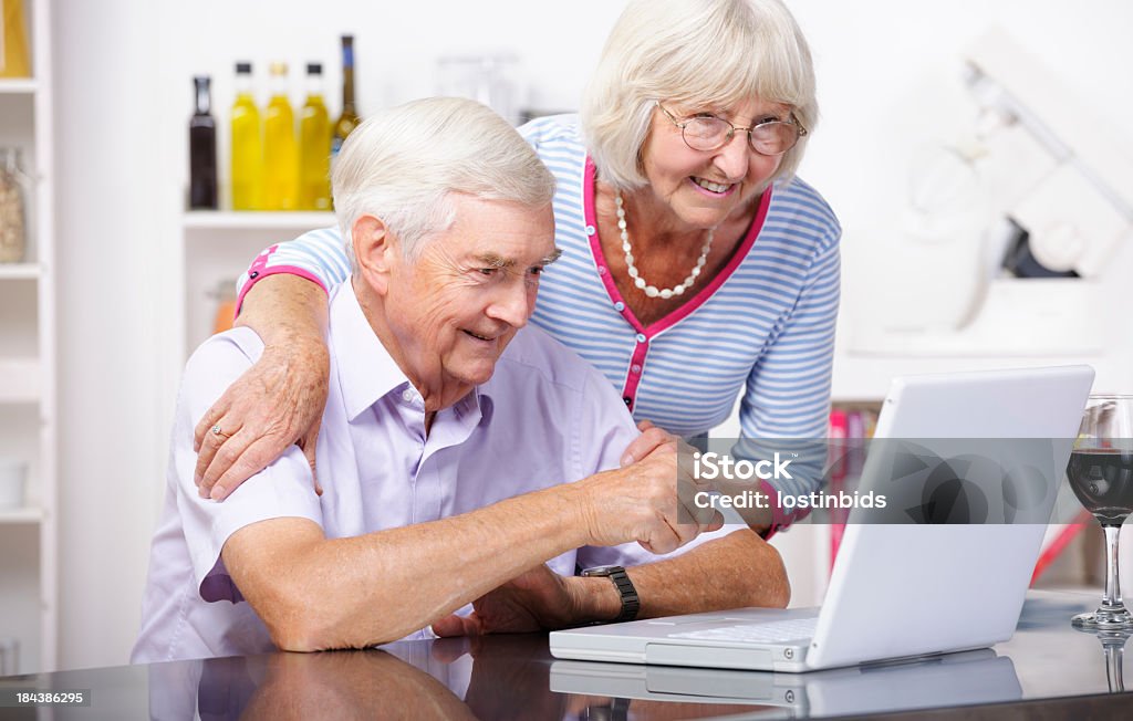 Портрет старших пара с помощью ноутбука/компьютера - Стоковые фото 70-79 лет роялти-фри