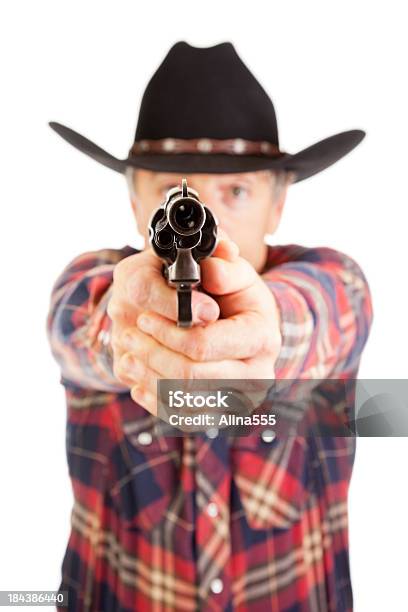 Photo libre de droit de Cowboy Pointant Un Pistolet À La Caméra banque  d'images et plus d'images libres de droit de Adulte - Adulte, Adulte d'âge  mûr, Arme à feu - iStock