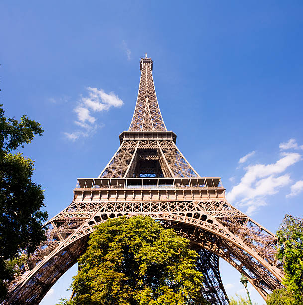 der eiffelturm in paris, frankreich - clear sky low angle view eiffel tower paris france stock-fotos und bilder