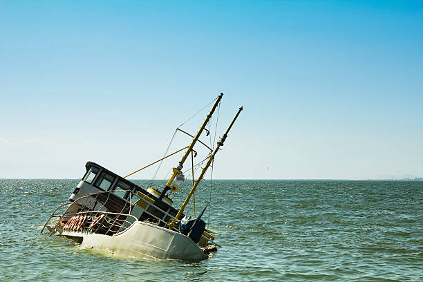 naufrage d'un bateau - sinking photos et images de collection