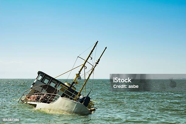 Della Nave Affondare - Fotografie stock e altre immagini di Affondare - Affondare, Mezzo di trasporto marittimo, Relitto di nave