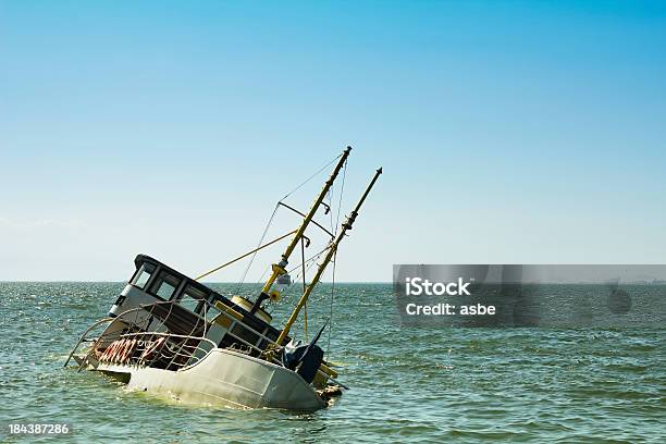Foto de Naufrágio Do Navio e mais fotos de stock de Afundar - Afundar, Veículo Aquático, Naufrágio