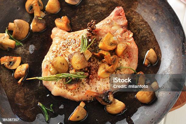 Pan Costeleta De Porco Frita Com Cogumelos - Fotografias de stock e mais imagens de Alecrim - Alecrim, Assado, Bife