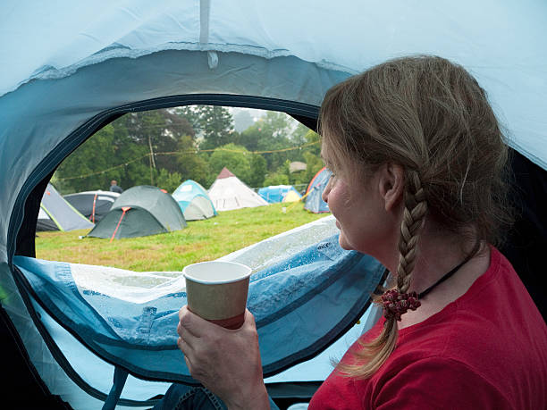 camping sous la pluie - glastonbury festival photos et images de collection