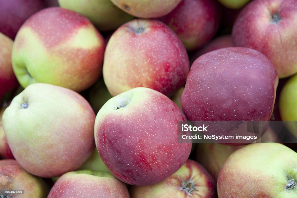 Rojo maduro manzanas fondo. - Foto de stock de Alimento libre de derechos