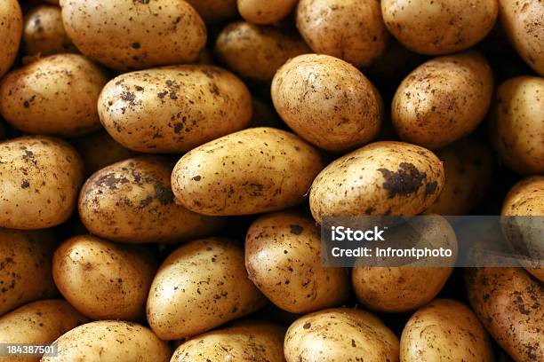 Nahaufnahme Von Frischen Kartoffeln Stockfoto und mehr Bilder von Kartoffel - Wurzelgemüse - Kartoffel - Wurzelgemüse, Texturiert, Muster