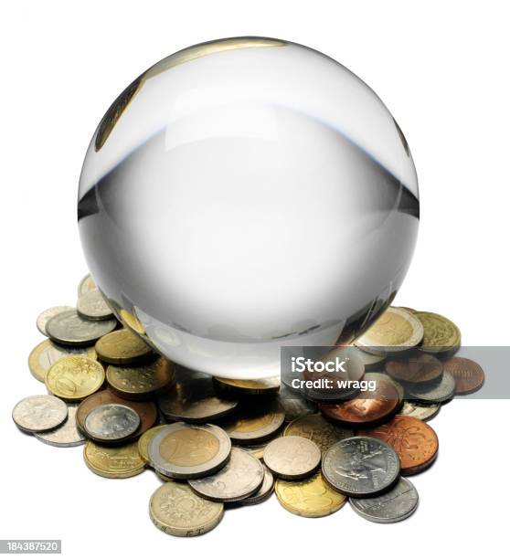 Valuta Mondo In Una Sfera Di Cristallo - Fotografie stock e altre immagini di Chiromanzia - Tematiche - Chiromanzia - Tematiche, Finanza, Sfondo bianco