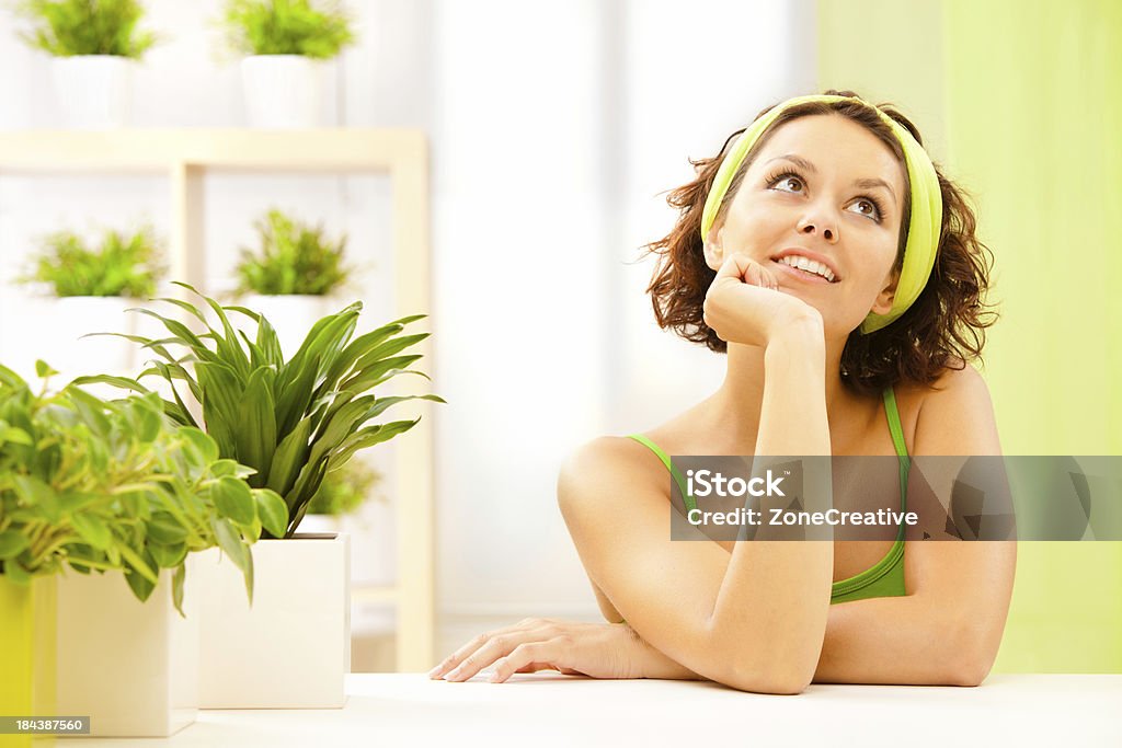 Linda menina com plantas pensar e sonho - Foto de stock de Adulto royalty-free