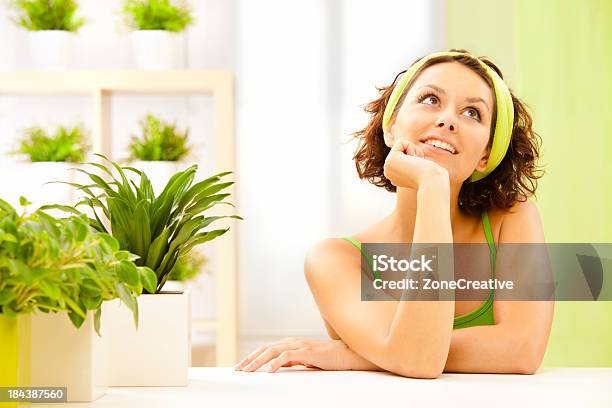 Foto de Linda Menina Com Plantas Pensar E Sonho e mais fotos de stock de Adulto - Adulto, Assinar, Atividade Recreativa