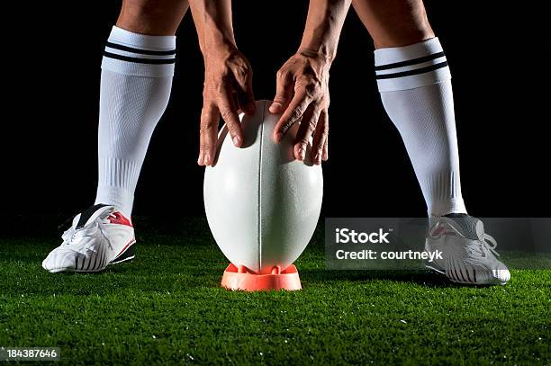 Primer Plano De Hombre Prepararse Para Disfrutar Del Objetivo Foto de stock y más banco de imágenes de Rugby - Deporte