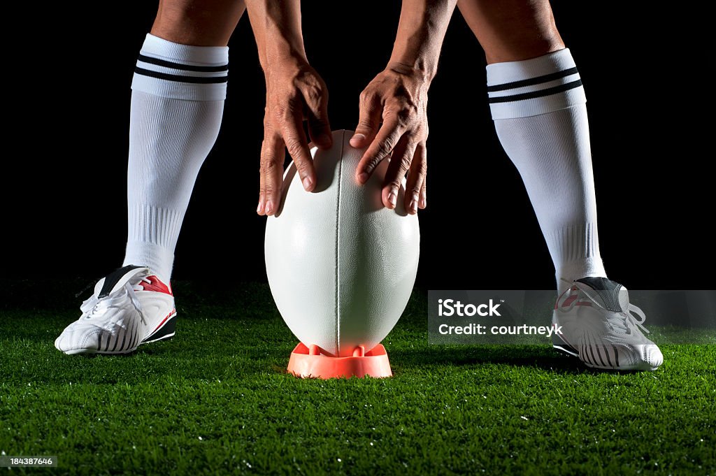 Primo piano di uomo sempre pronto per dare per obiettivo - Foto stock royalty-free di Rugby - Sport