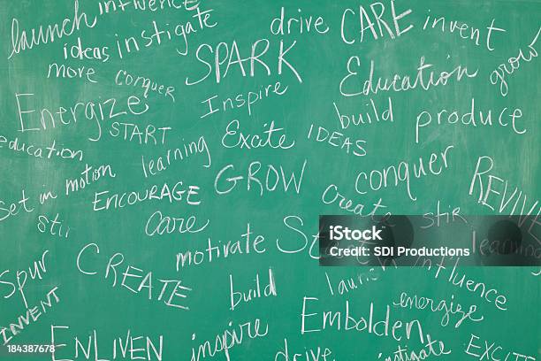 Classe Chalkboard Con Parole Motivazionali In Tutto Il - Fotografie stock e altre immagini di Parola