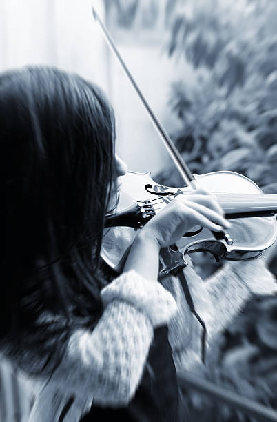 gra na skrzypcach - playing an instrument vertical blurred motion outdoors zdjęcia i obrazy z banku zdjęć