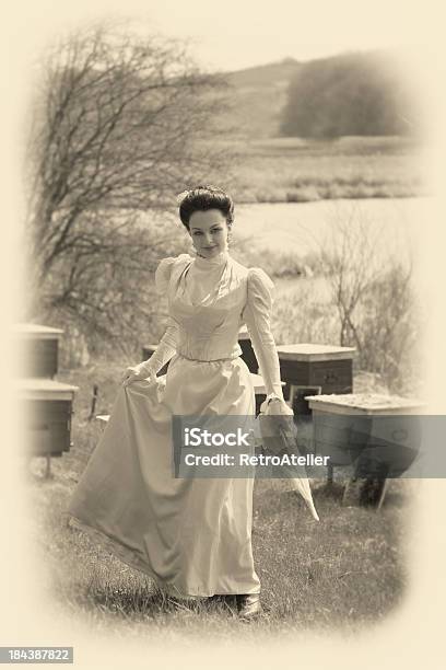 Stile Vittoriano A Piedi - Fotografie stock e altre immagini di Stile vittoriano - Stile vittoriano, Donne, Solo una donna