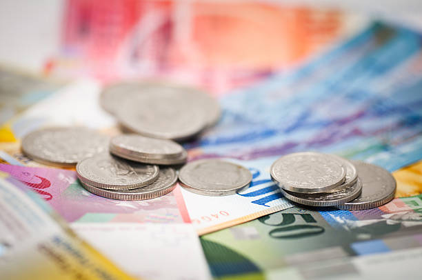 unidade monetária suíça moedas e notas - swiss coin swiss currency currency switzerland imagens e fotografias de stock