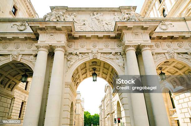King Charles Street Arcos En Londres Inglaterra Foto de stock y más banco de imágenes de Ministerio Británico de Asuntos Exteriores y la Commonwealth - Ministerio Británico de Asuntos Exteriores y la Commonwealth, Arco - Característica arquitectónica, Arquitectura