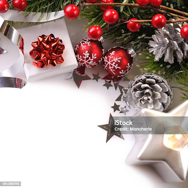 Fondo De Navidad En Rojo Verde Y Gris Foto de stock y más banco de imágenes de Acebo - Acebo, Adorno de navidad, Borde