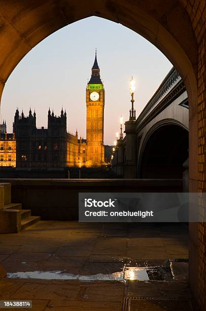 Big Ben Por La Noche Foto de stock y más banco de imágenes de Anochecer - Anochecer, Arco - Característica arquitectónica, Arquitectura