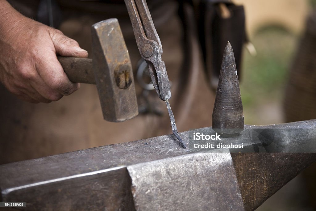 Fabbro ferraio al lavoro - Foto stock royalty-free di Acciaio