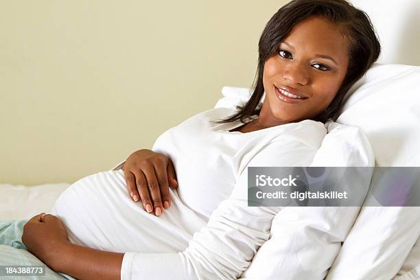 Будущие Mother — стоковые фотографии и другие картинки Афроамериканская этническая группа - Афроамериканская этническая группа, Беременная, Женщины