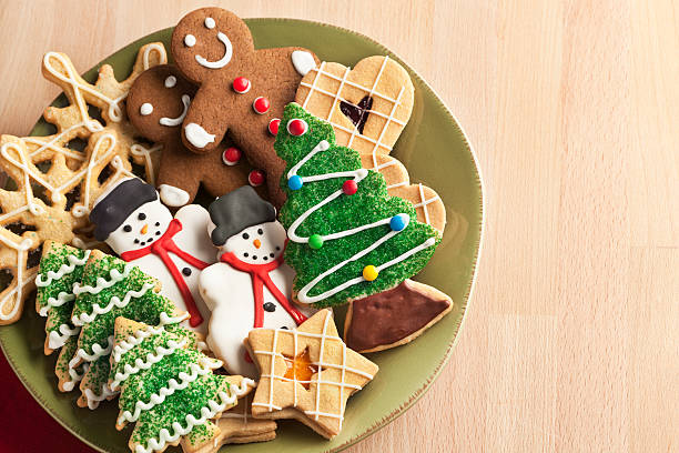 christmas cookie feiertags-teller mit baum und lebkuchen, schneeflocken schneemann, desserts - gebäck stock-fotos und bilder